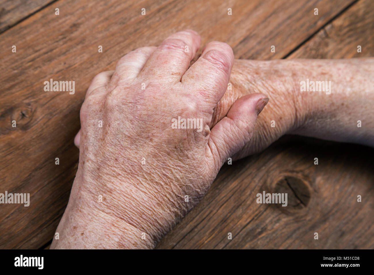 Hände eine alte Frau hautnah auf einem Tisch Stockfoto