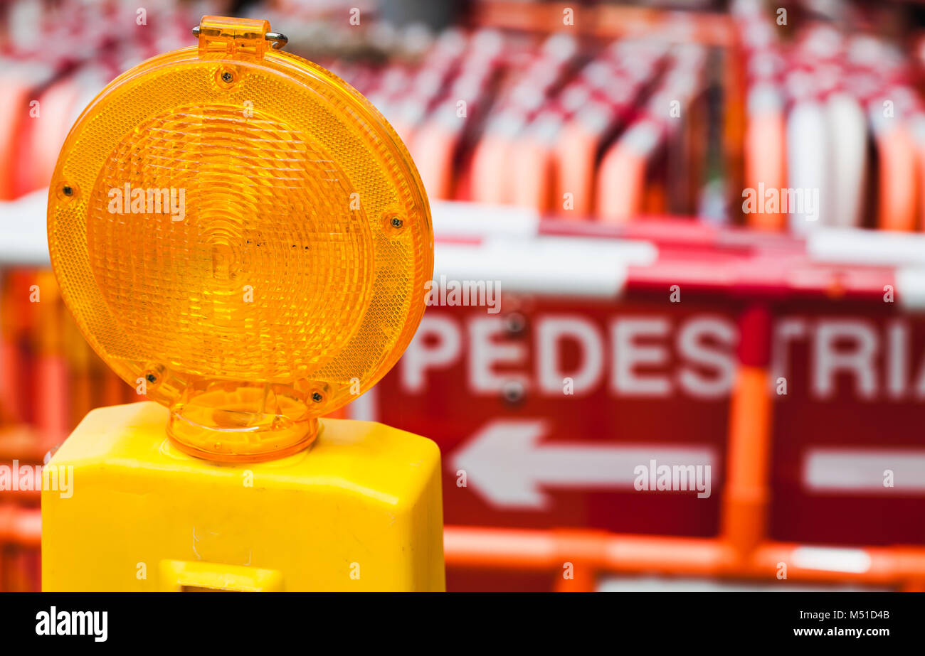 Gelbe Warnleuchte und rote Straße Barrieren auf eine Grenze der auf der Baustelle Stockfoto