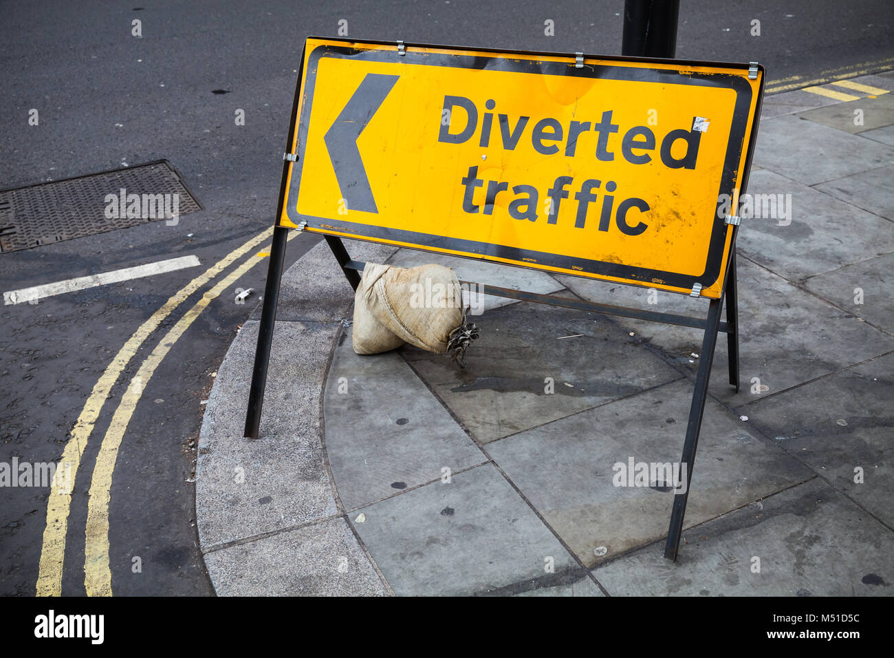 Der Verkehr umgeleitet. Gelbe Schild steht an der Straße von London City Stockfoto
