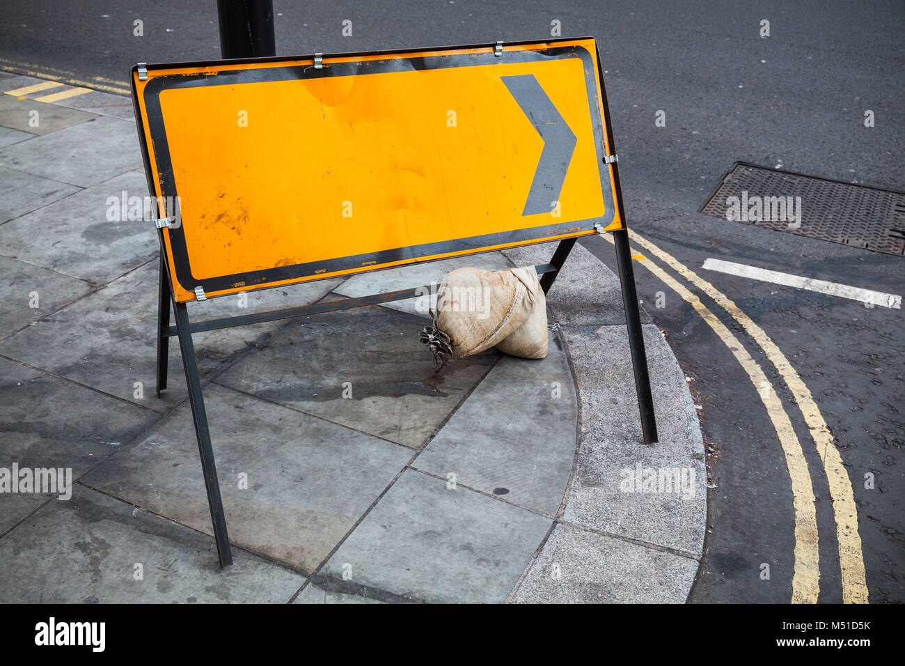 Leere gelbe Schild steht auf der Straße der großen Stadt Stockfoto