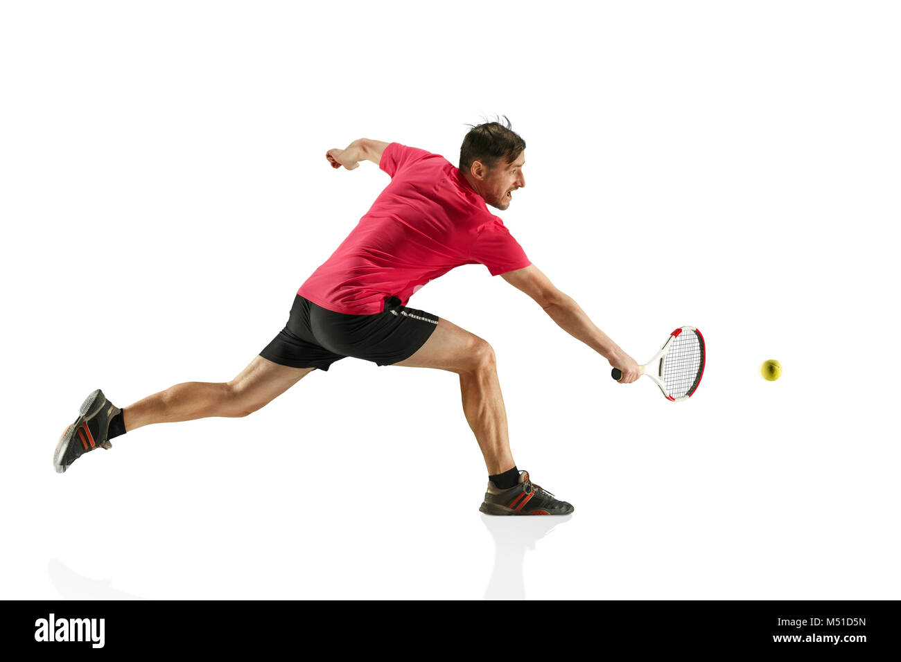 Ein kaukasischer Mann spielt Tennis Player auf weißem Hintergrund Stockfoto