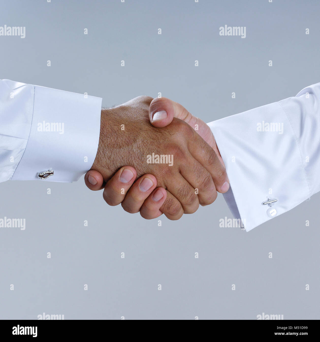 Saudi-arabischen Geschäftsleuten Hände schütteln, die Vereinbarung und einladende Closeup Stockfoto