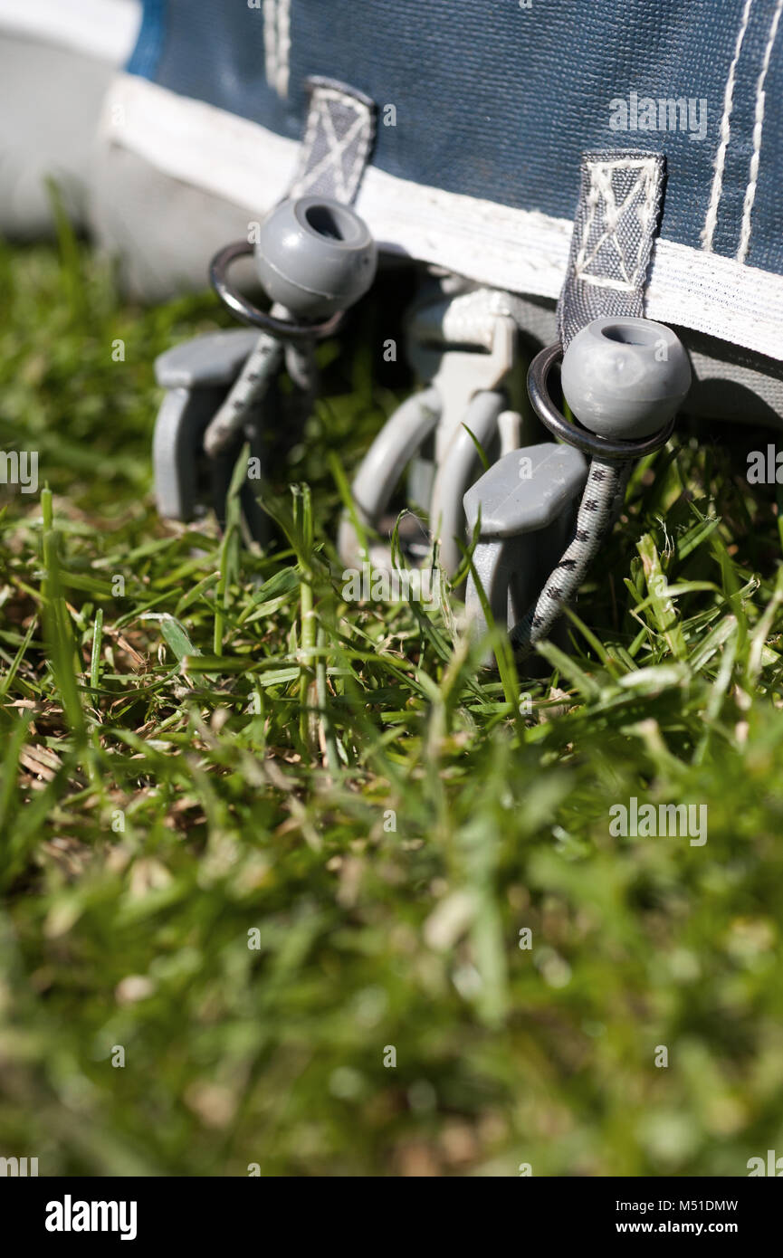 Caravan Markise zu Boden auf Gras zugeordnet Stockfoto