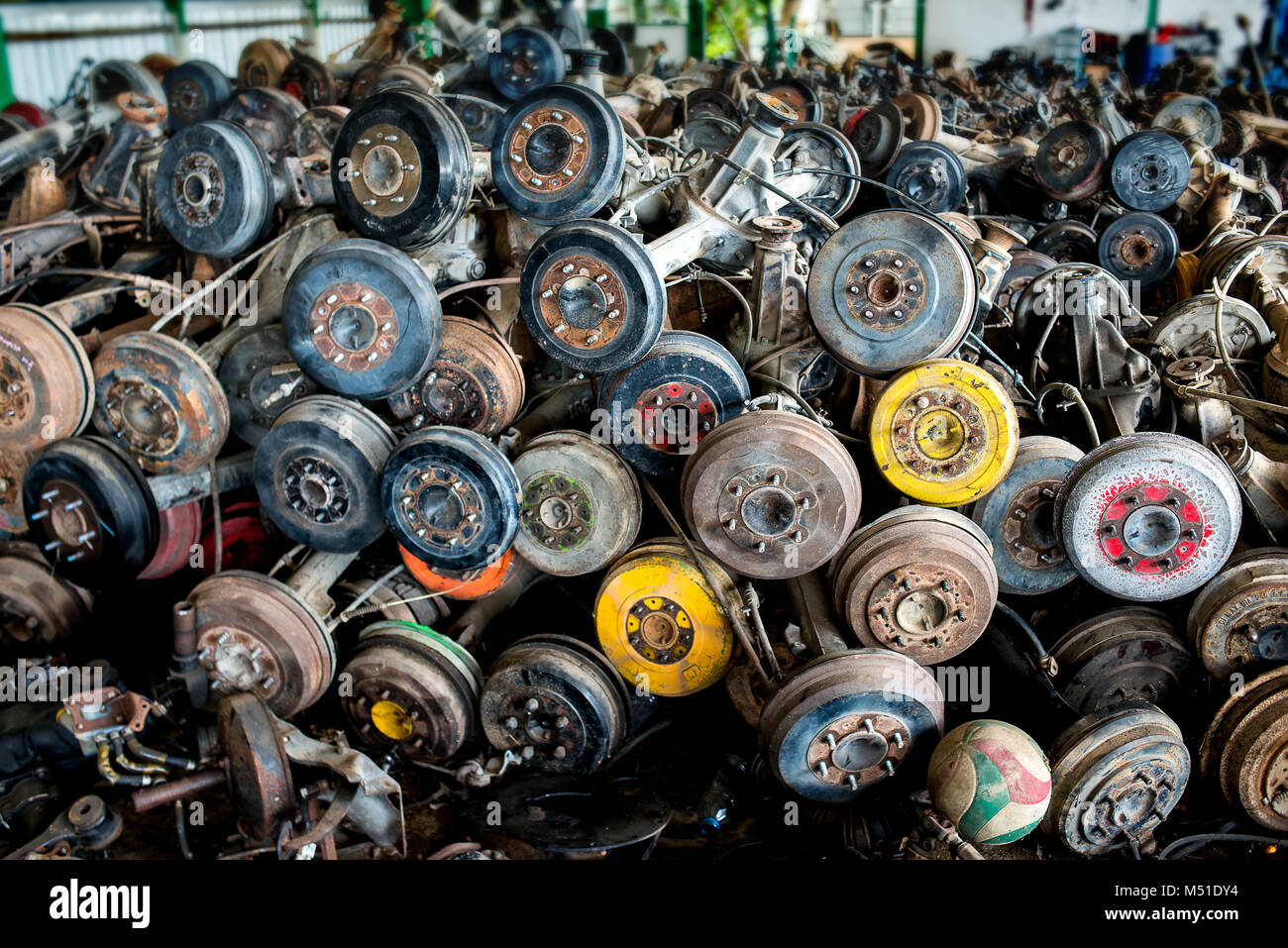 Verwendet und alte Auto Radsatzwelle im Papierkorb garage für Verkauf Foto mit niedriger Beleuchtung und Schatten. Stockfoto