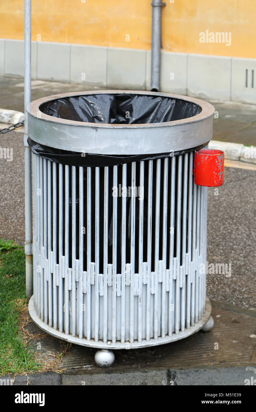 Papierkorb in den öffentlichen Park mit kleinen Aschenbecher auf der Seite  für Raucher für Zigaretten sicher entsorgen Stockfotografie - Alamy