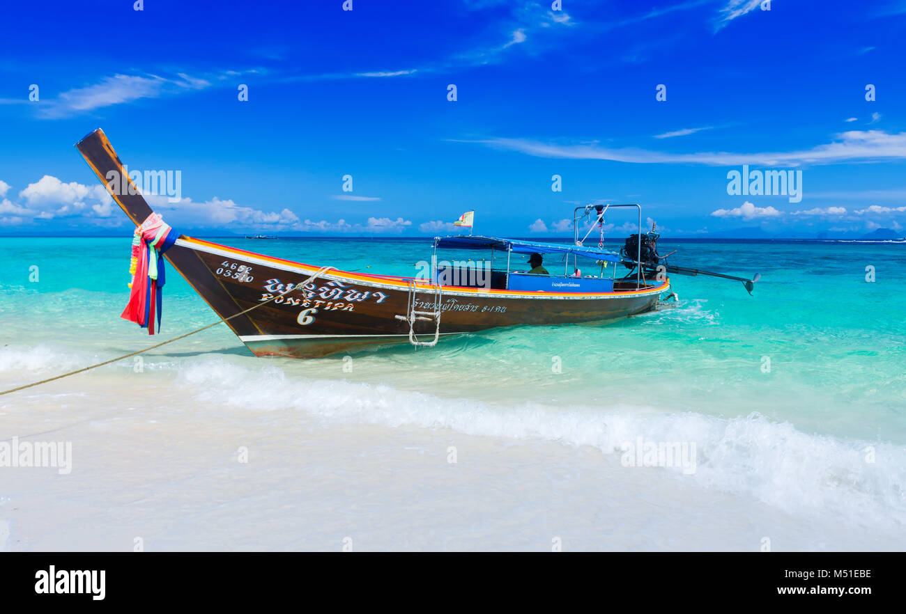 KRABI THAILAND - Okt 25: Holz- Transport Boot Standby für den Touristen in der Bucht von Maiphai Insel in der Andaman Sea auf Okt 25,2017 in Krabi, Thailand Stockfoto