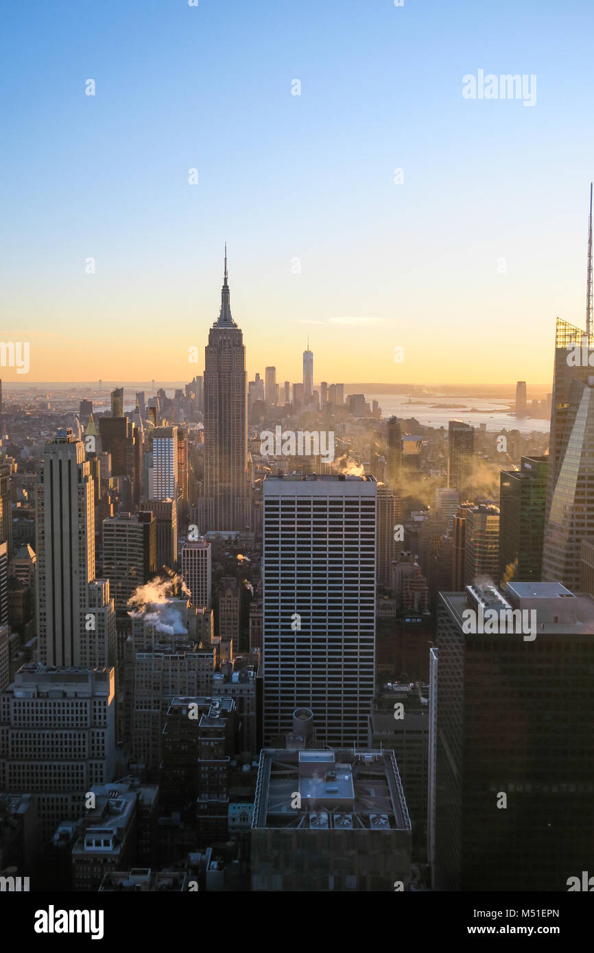 Skyline von New York City im Sonnenuntergang Stockfoto