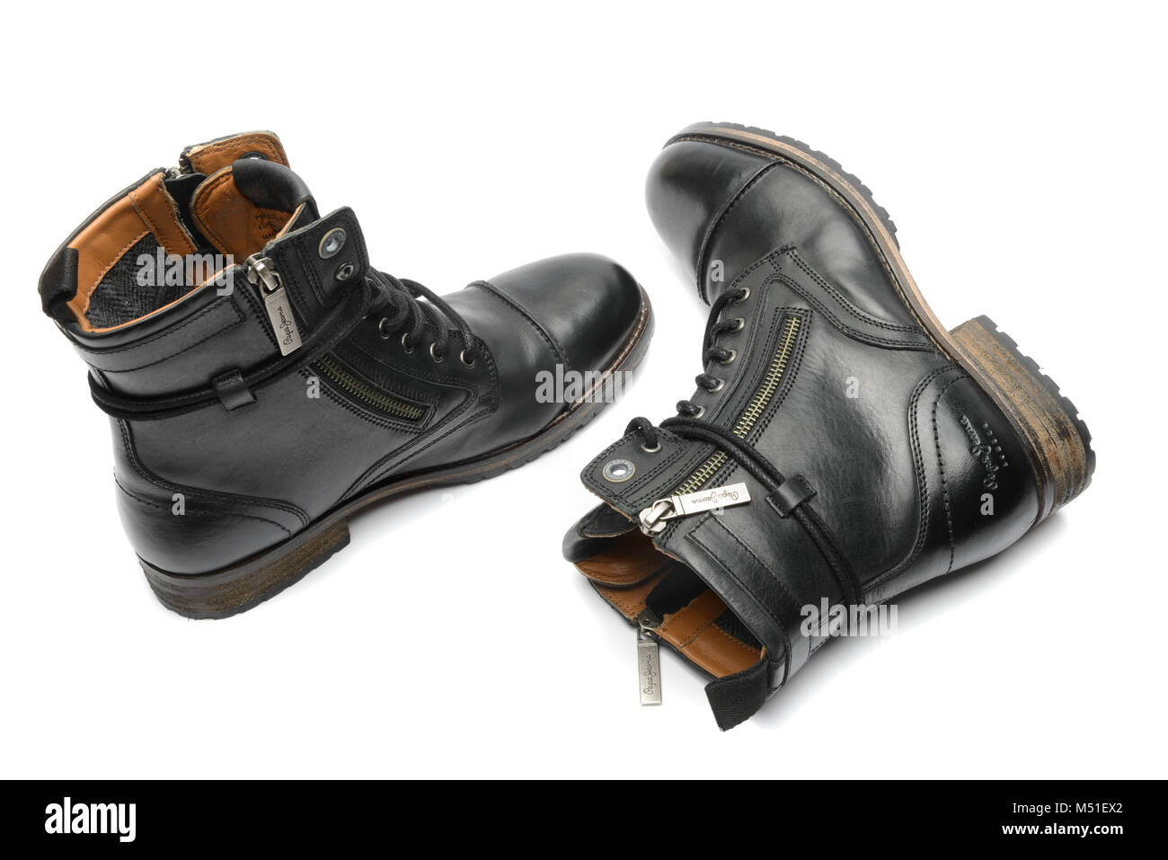 Ein Paar schwarze Lederstiefel isoliert auf weißem Hintergrund Stockfoto