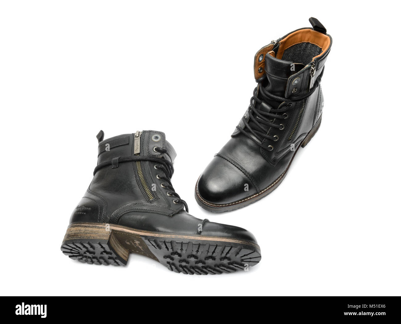 Ein Paar schwarze Lederstiefel isoliert auf weißem Hintergrund Stockfoto