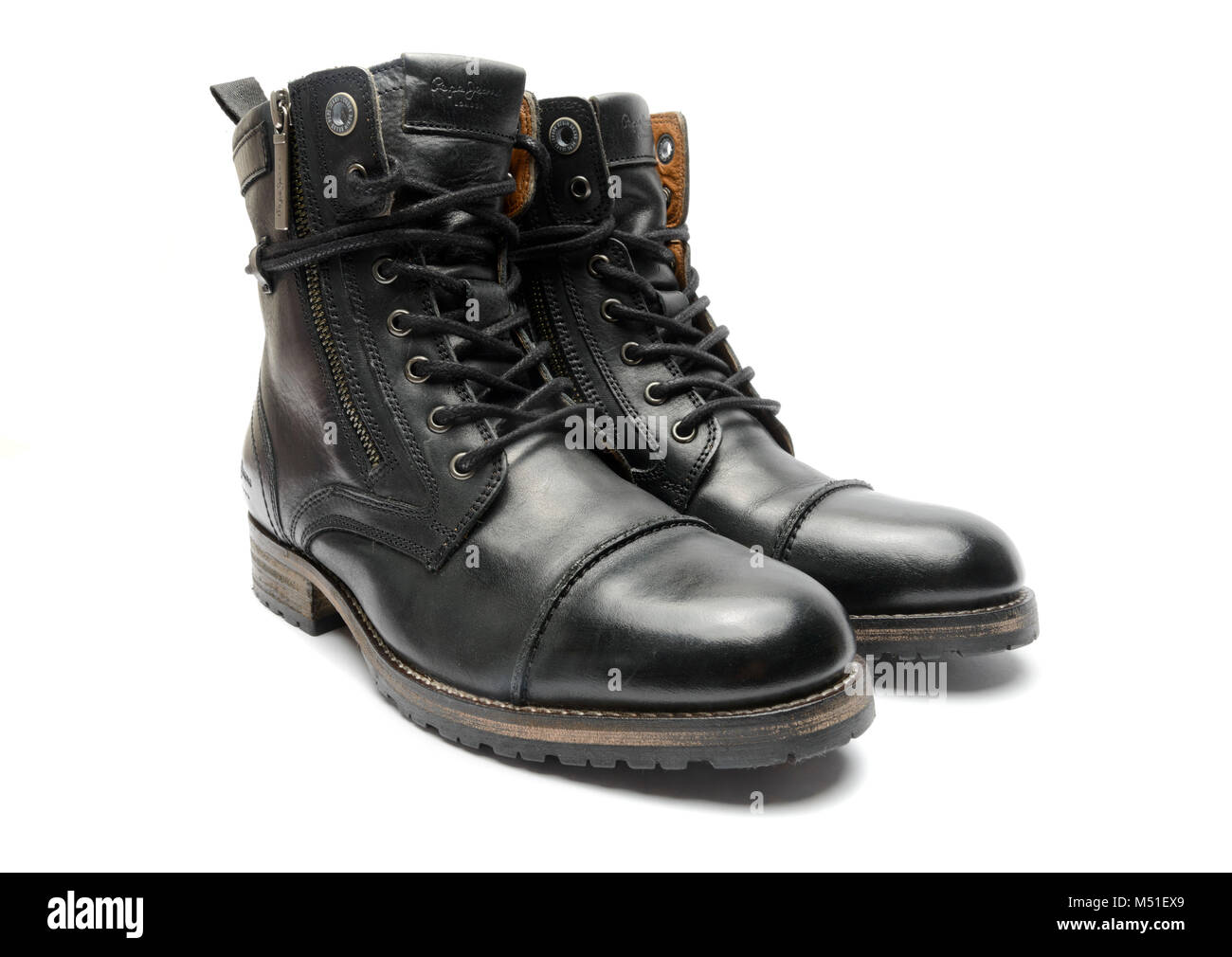 Ein Paar schwarze Lederstiefel isoliert auf weißem Hintergrund Stockfoto