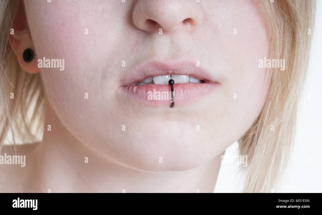 Durchbohrt weibliche Lippen mit vertikalen labret Piercing oder Lip Ring Stockfoto