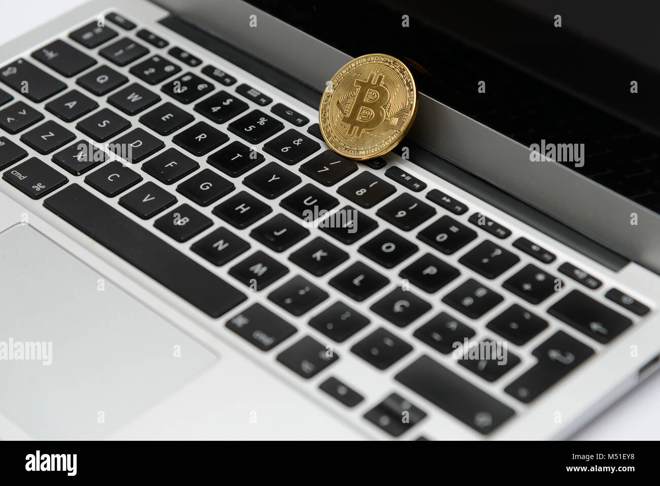 Bitcoin Token auf einem Laptop. Stockfoto