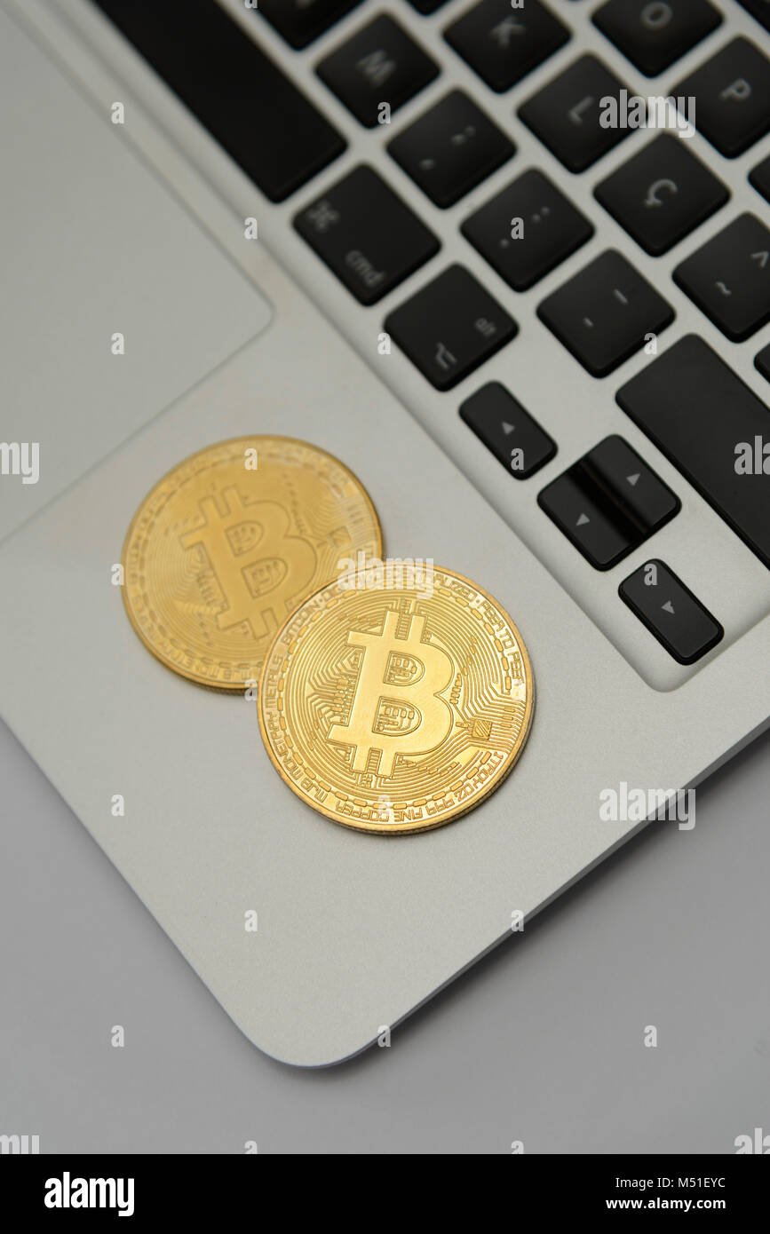 Bitcoin Tokens auf einem Laptop. Stockfoto