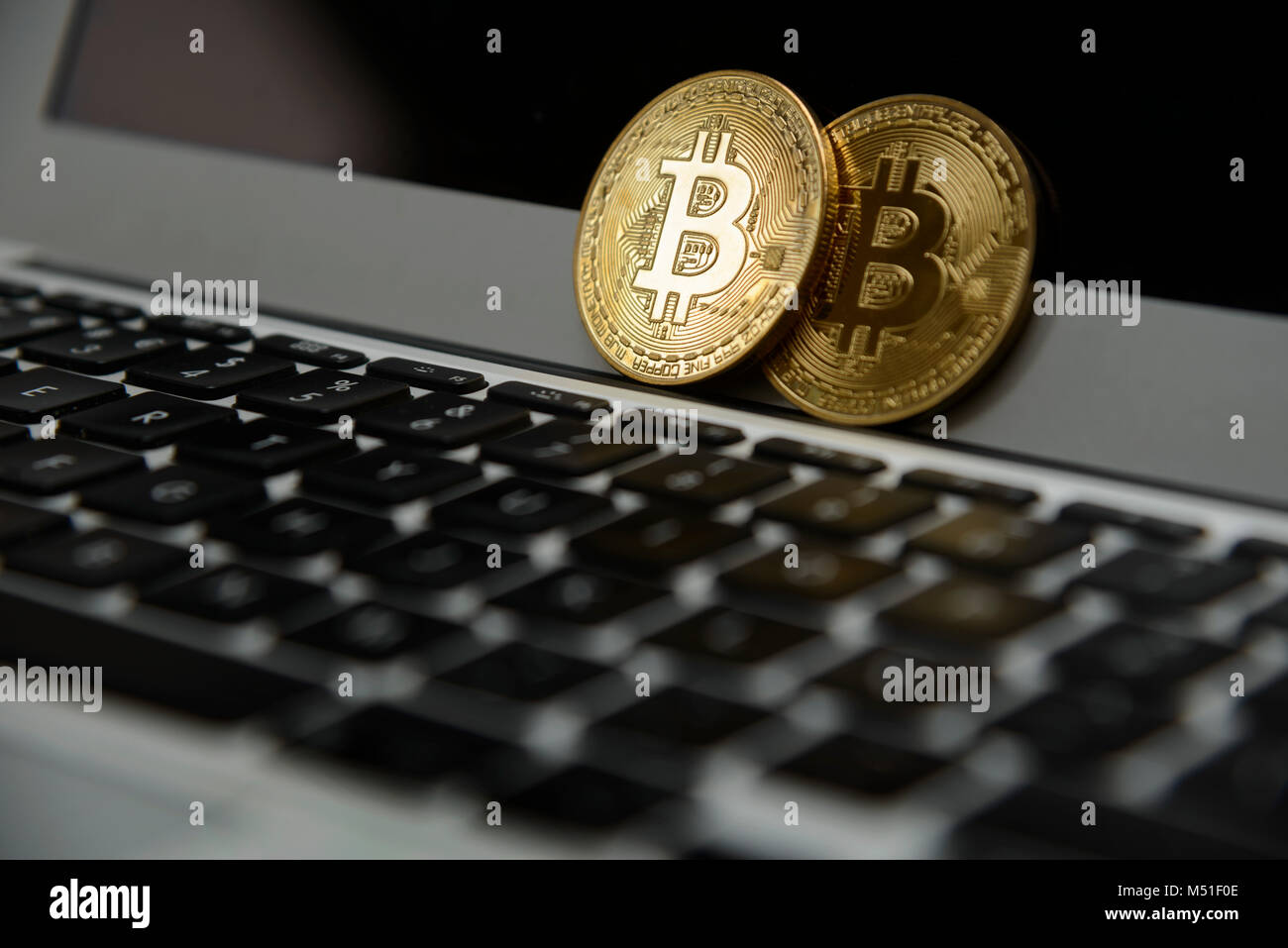 Bitcoin Tokens auf einem Laptop. Stockfoto