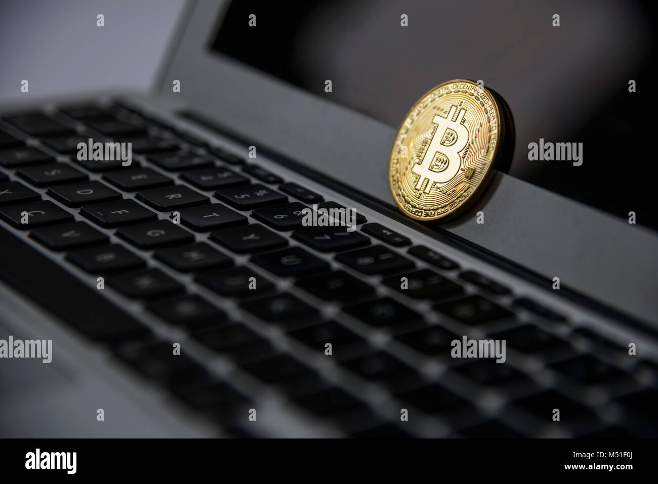 Bitcoin Token auf einem Laptop. Stockfoto