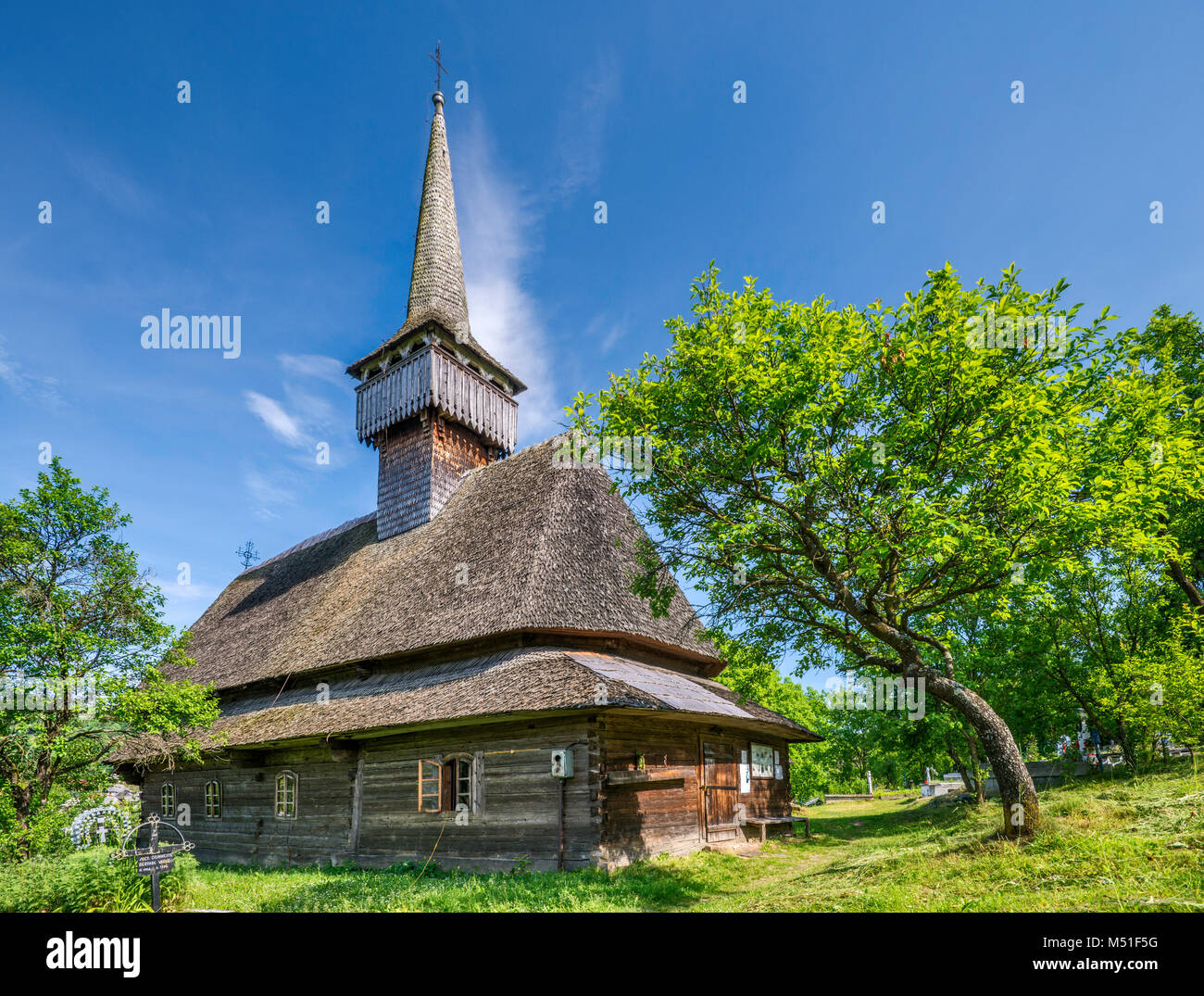 Hl. Parascheva Kirche in Budesti Thiel (Höhere Budesti), hölzerne Kirche, 1532 erbaut, im Dorf Budesti, Maramures Region, Rumänien Stockfoto