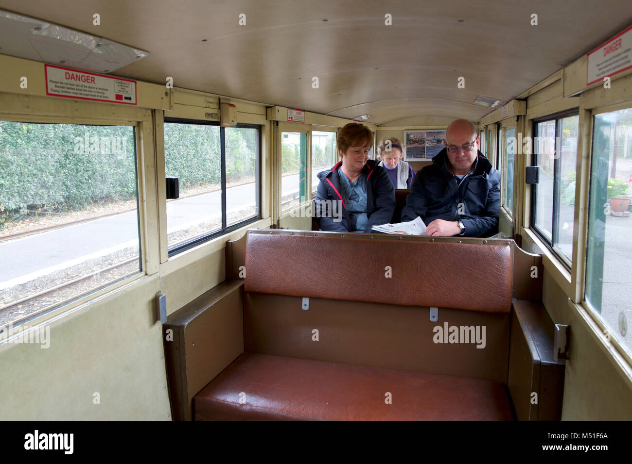 Fahrgäste, die auf der Romney, Hythe und Dymchurch Railway Stockfoto