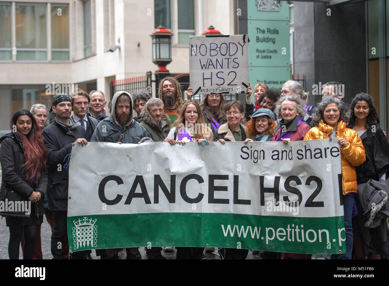 Die Demonstranten halten ein Banner außerhalb der Rollen Gebäude im Zentrum von London, als Verkehrsminister Chris Grayling ruft eine Klage in ein Angebot "rechtswidrige Protest" durch die Demonstranten in den HS2 rail line durch ein Waldgebiet in West London läuft im Gegensatz zu stoppen. Stockfoto