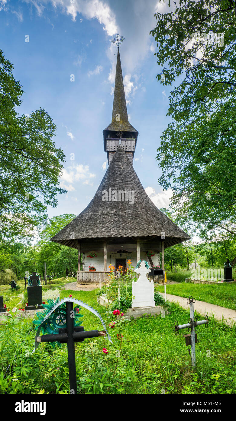Die hölzerne Kirche im Dorf Poienile Izei, Maramures Region, Rumänien Stockfoto
