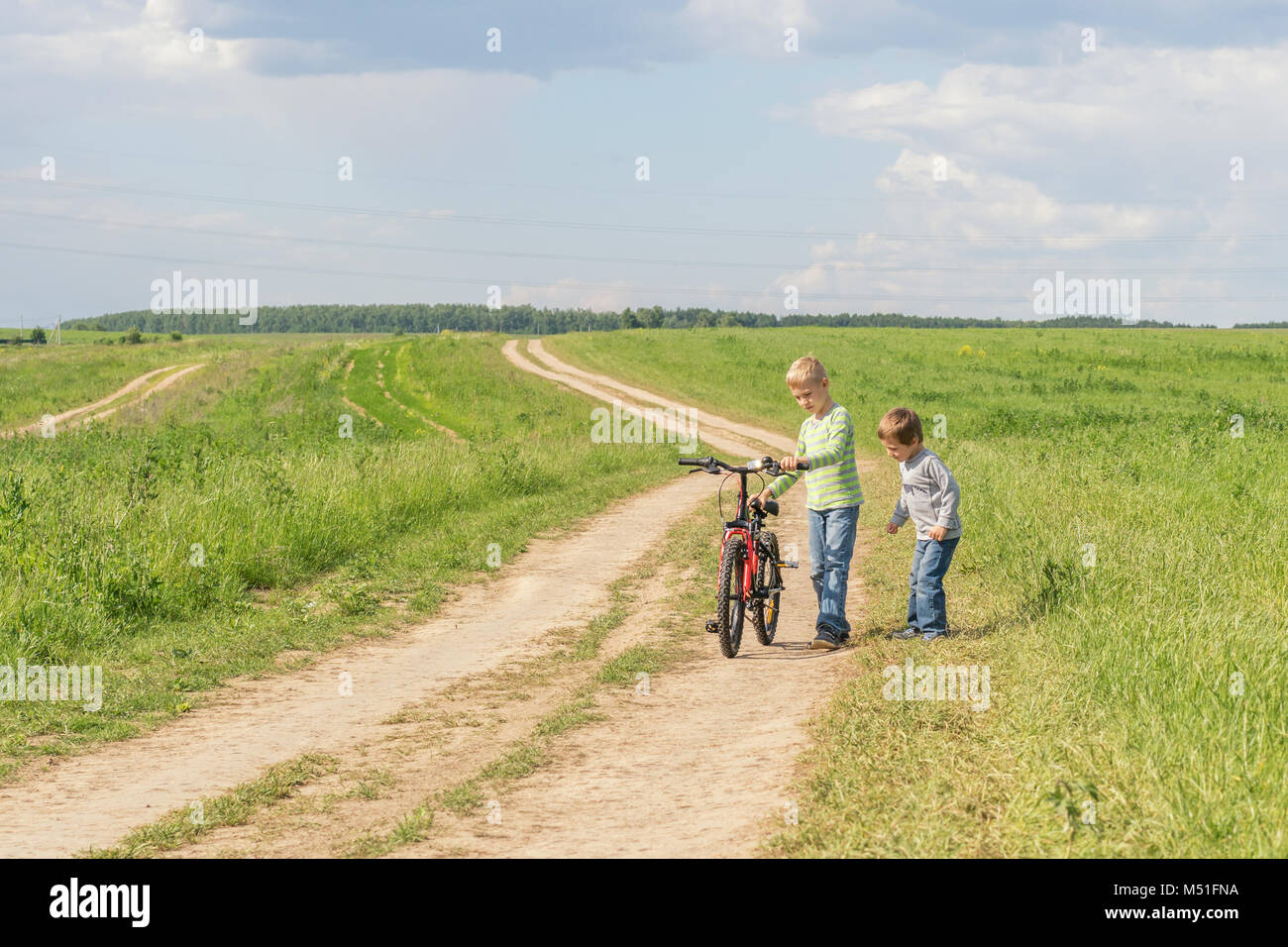 Fröhlicher Junge läuft auf dem Feld Stockfoto