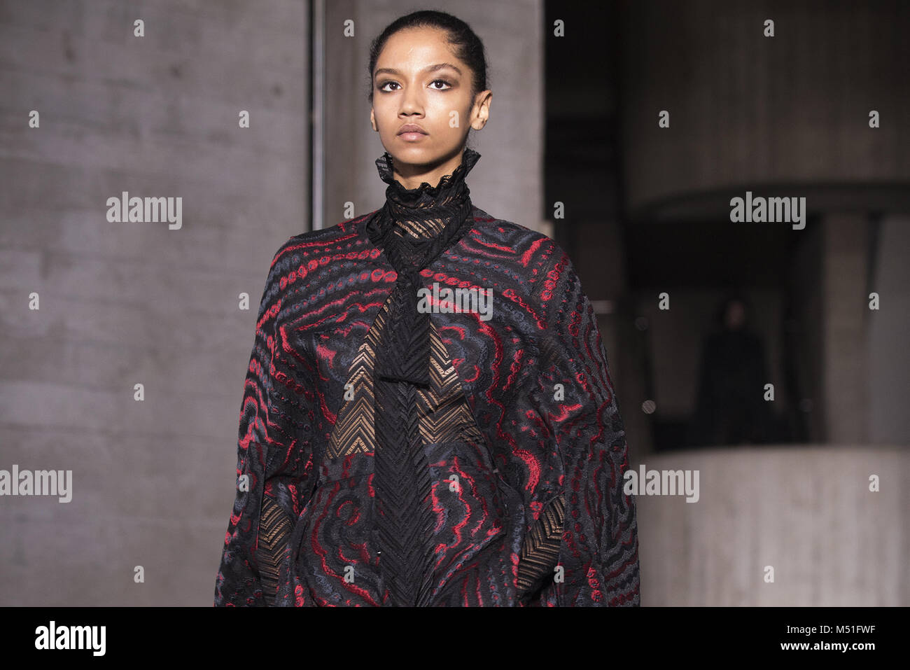 Modelle gehen Sie die Start- und Landebahn die Roland Mouret Herbst/Winter 2018 London Fashion Week zeigen am National Theatre, London. Stockfoto