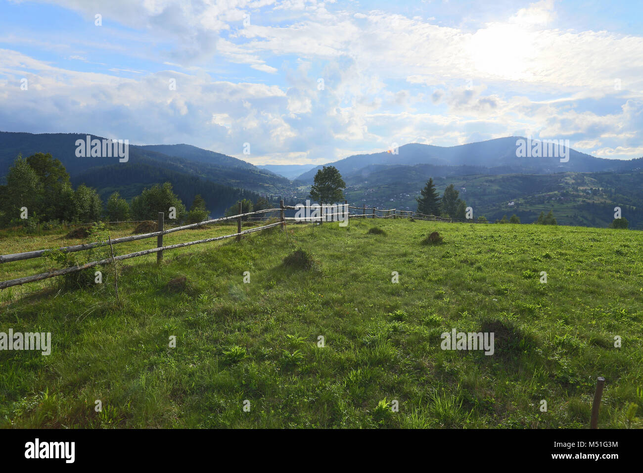 Die Berge, Glanz, Tag, Vertex, Morgen, wunderbar, Reise, Straße, Zaun, Heu, Baum, Fichte, Wald Stockfoto