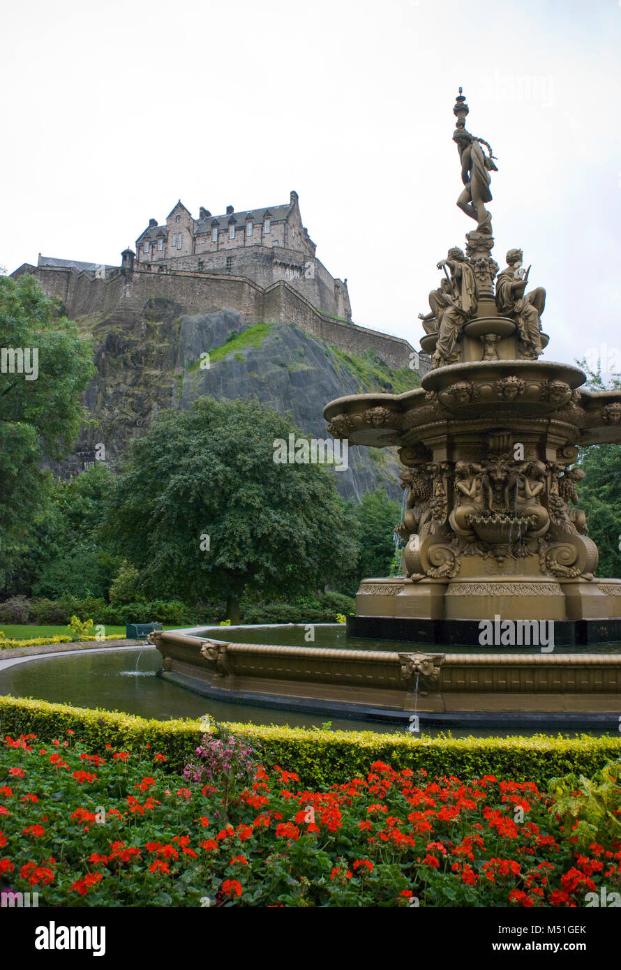 Das Ross Brunnen an der Princess Street Gardens und das Schloss von Edinburgh in Schottland Stockfoto