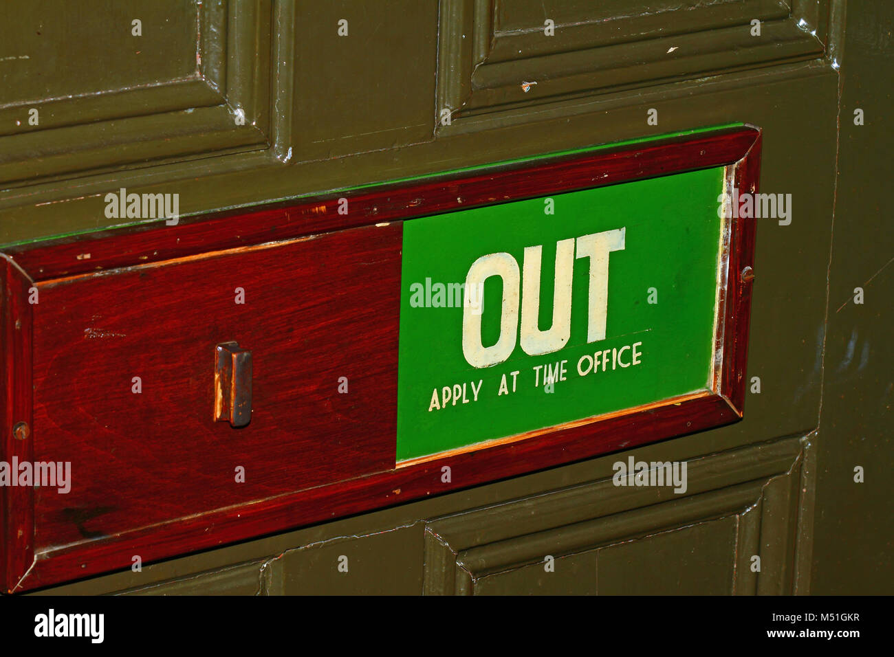 Abmelden an einer Tür, sagt im Büro anwenden Stockfoto