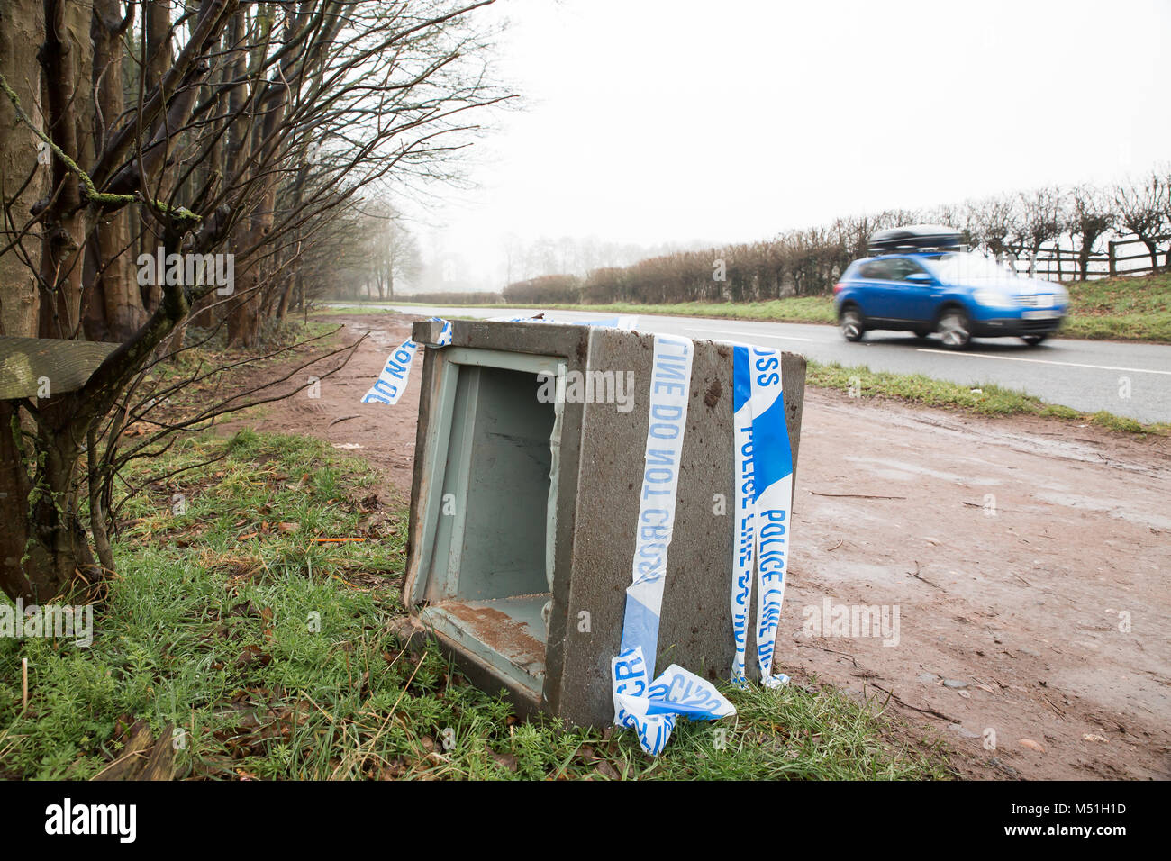 Vandalismus sicheren durch brutale Gewalt im professionellen Raub beschädigt, von Dieben im Land straße entleert. Polizei bewusst Band. Am Straßenrand fliegen - Trinkgeld. Stockfoto