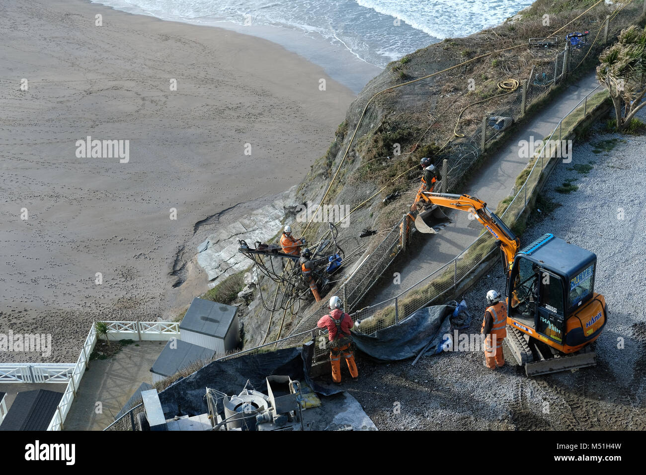 Männer auf einer Klippe Reparaturen in Newquay, Cornwall. Stockfoto