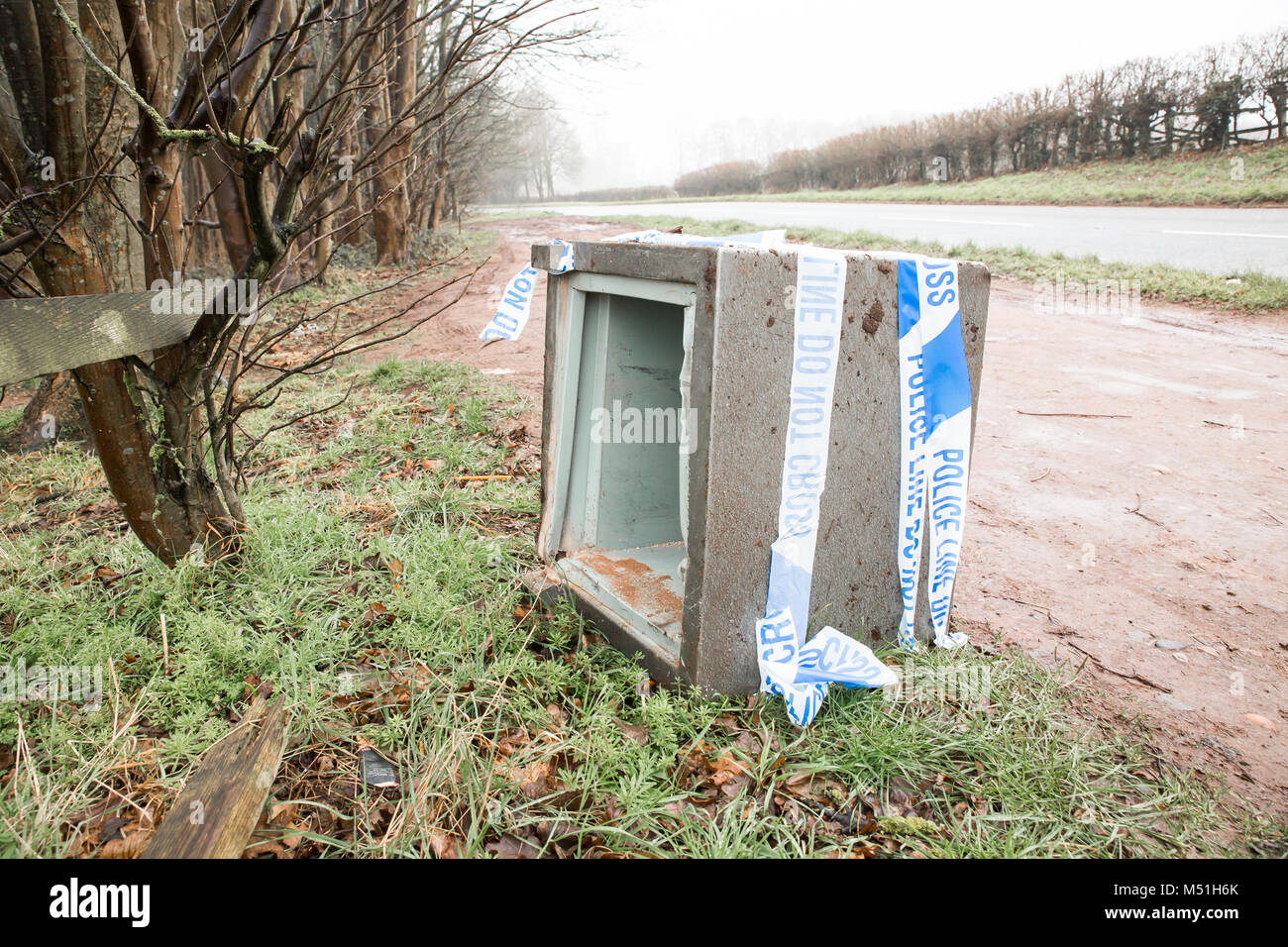 Vandalismus sicheren durch brutale Gewalt im professionellen Raub beschädigt, von Dieben im Land straße entleert. Polizei bewusst Band. Am Straßenrand fliegen - Trinkgeld. Stockfoto