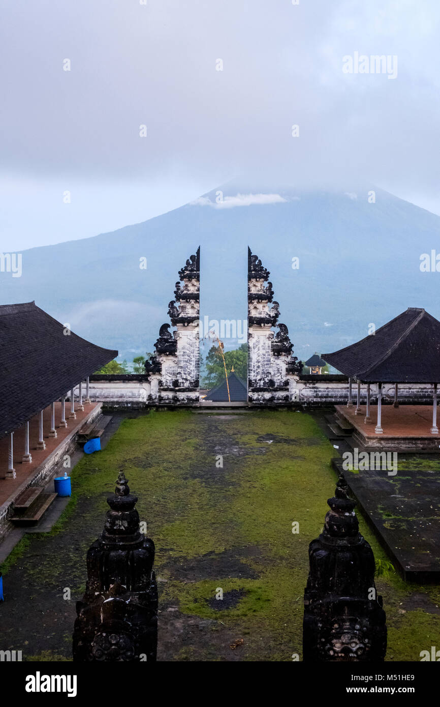 Balinesische split Gateway ("Candi bentar') und äußeren Sanctum, mit Mt. Agung im Abstand, Pura Lempuyang Tempel, Bali, Indonesien. Stockfoto
