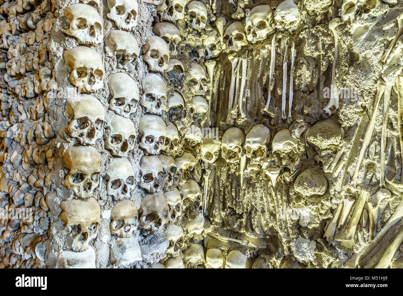 Nahaufnahme der Schädel an der Wand in der Kapelle der Knochen, die in der Königlichen Kirche des Hl. Franziskus, Évora, Alentejo, Portugal Stockfoto