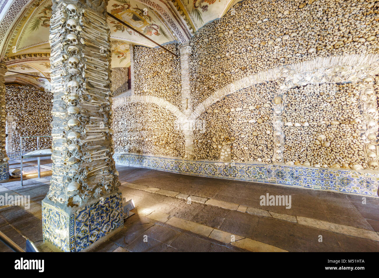 Nahaufnahme einer Knochen- säule und Wand, Kapelle der Knochen, die in der Königlichen Kirche des Hl. Franziskus, Évora, Alentejo, Portugal Stockfoto