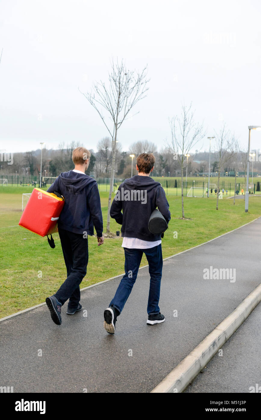 Schüler zu Fuß zu den Spielen der Felder für eine Lektion, die Sportgeräte Stockfoto