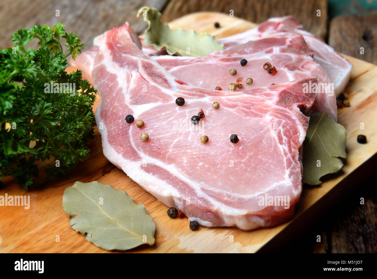 Frische Schweinerippchen mit würzigen ingradient in der Küche mit Innen- Flash- Beleuchtung. Stockfoto