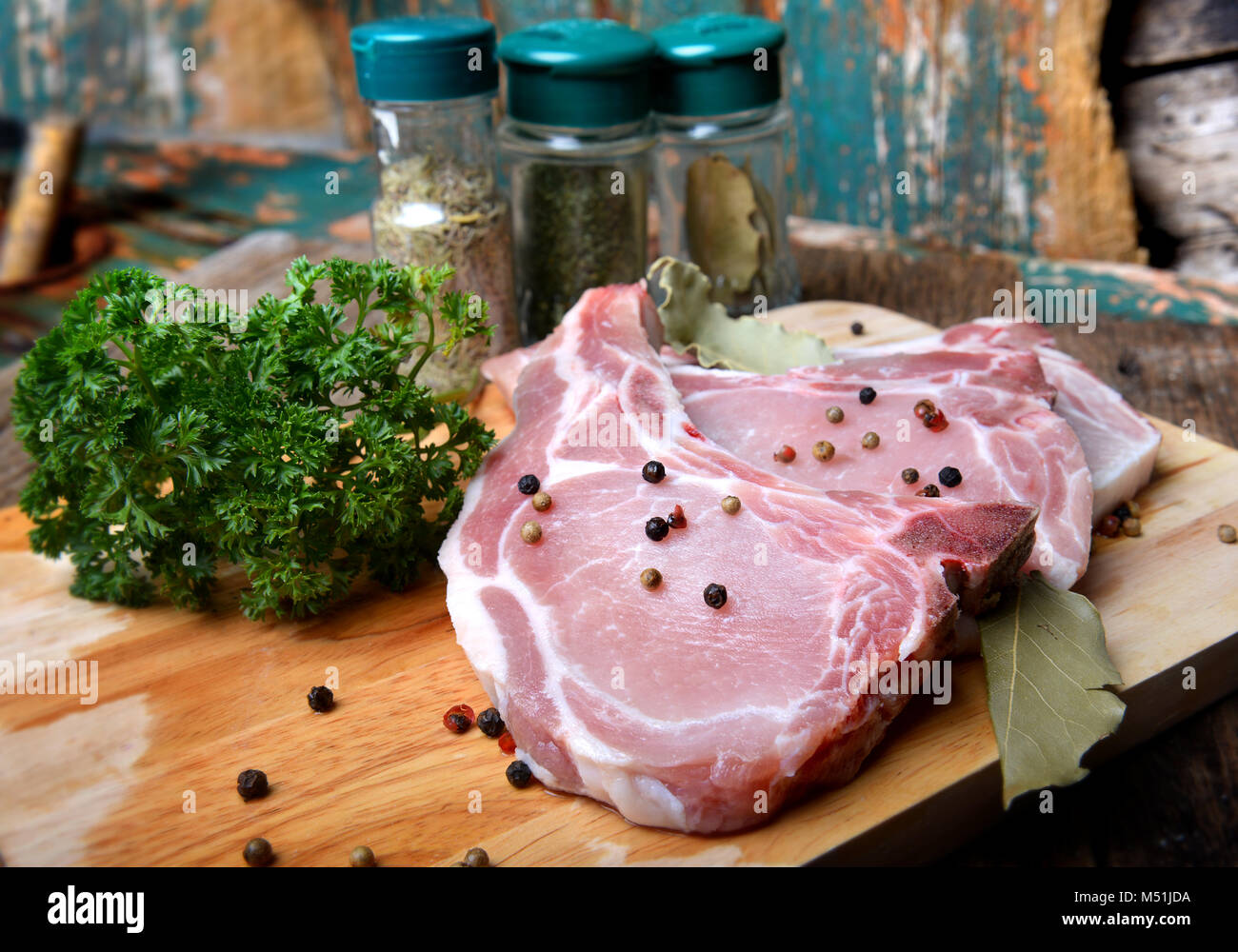 Frische Schweinerippchen mit würzigen ingradient in der Küche mit Innen- Flash- Beleuchtung. Stockfoto