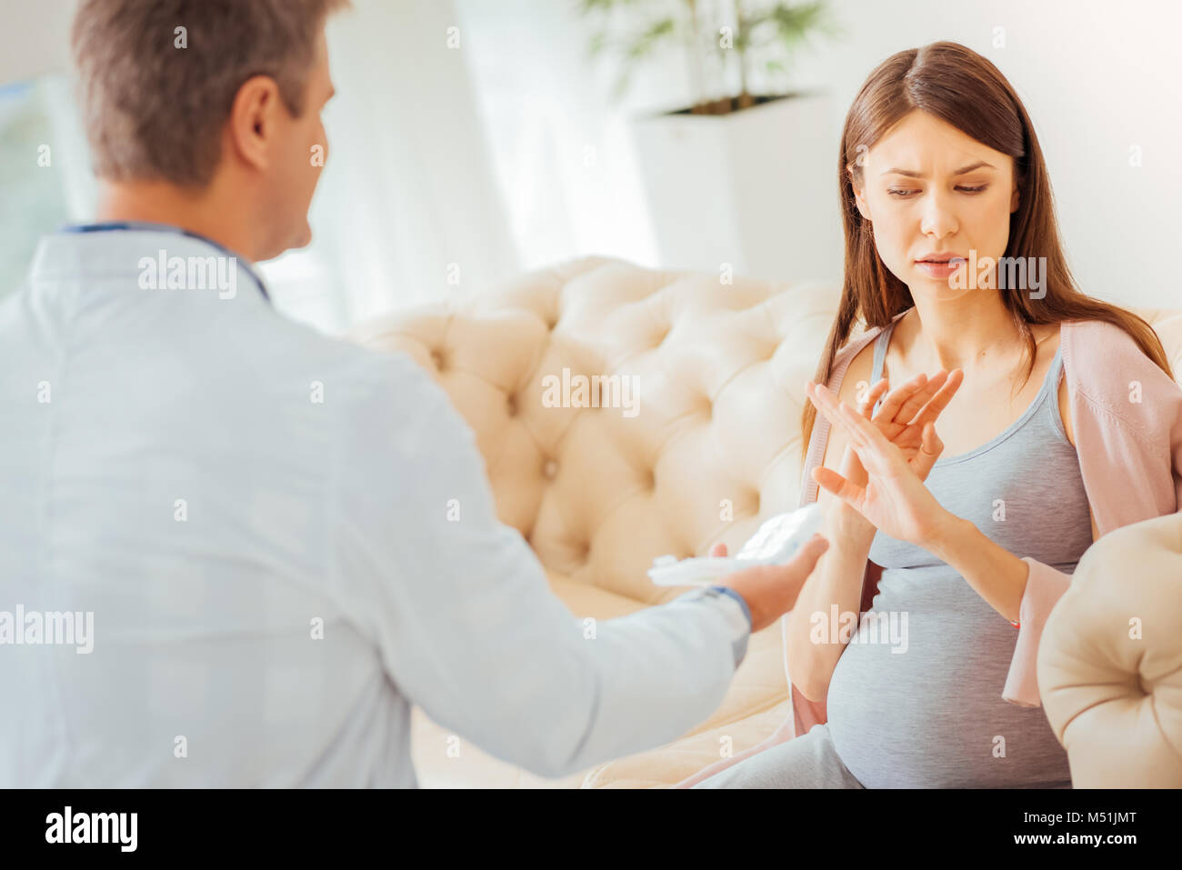 Cute unglückliche Frau gestikulierend und widersprechen. Stockfoto