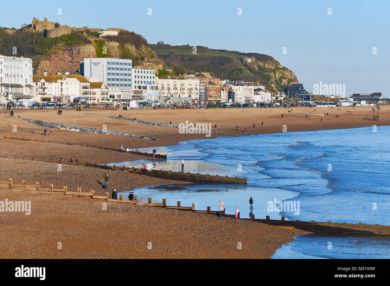 Hastings Beach an der Südküste, East Sussex, UK, nach Osten in Richtung Stade und West Hill suchen Stockfoto