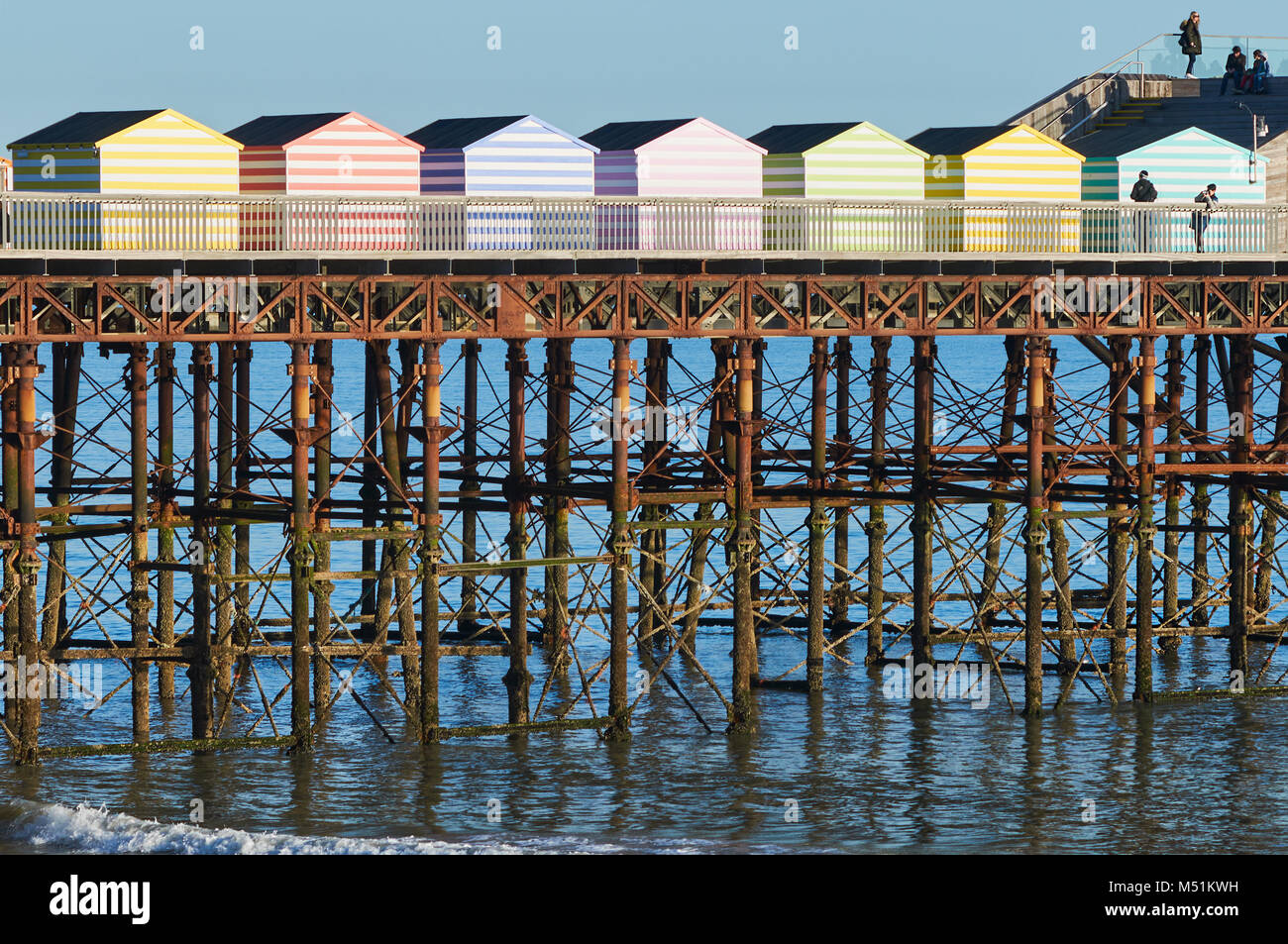 Strand Hütten auf der neu eröffneten Pier von Hastings, East Sussex, Großbritannien Stockfoto