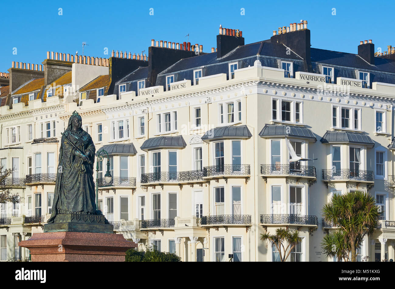 Viktorianischen Gebäuden und Königin Victoria Statue in Warrior Square, St Leonards On Sea, East Sussex, Großbritannien Stockfoto Viktorianischen Gebäuden und Königin Victoria Statue in Warrior Square, St Leonards On Sea, East Sussex, Großbritannien Stockfoto