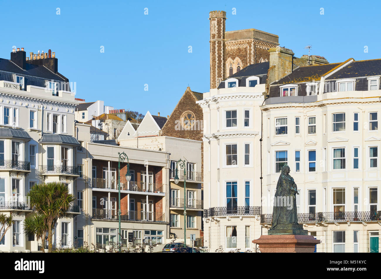 Viktorianisches Gebäude an der Warrior Square, St Leonards On Sea, East Sussex, mit der St. Maria Magdalena Kirche im Hintergrund Stockfoto