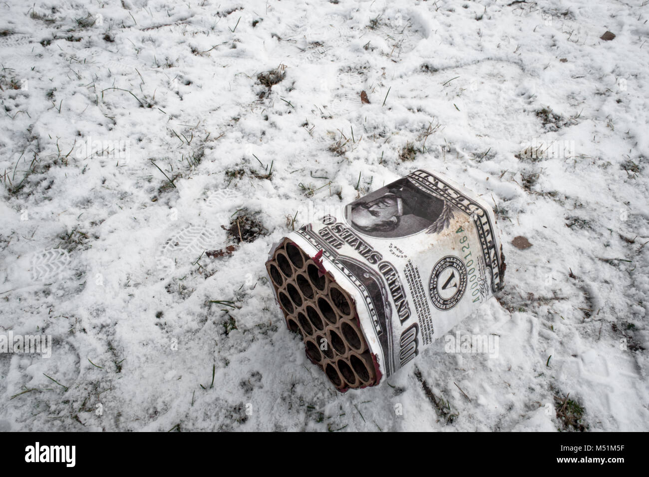 Eine leere Feuerwerk shell am Tag der neuen Jahre, mit einem Bild von einem 10.000 Dollar Bill. Stockfoto