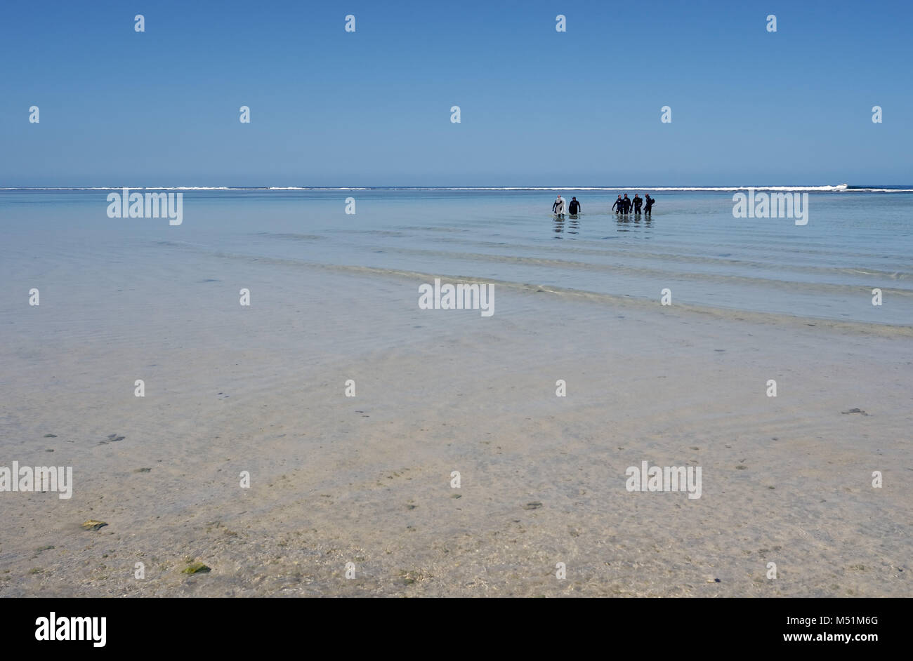 Männer Silhouetten zu Fuß im Meer Stockfoto