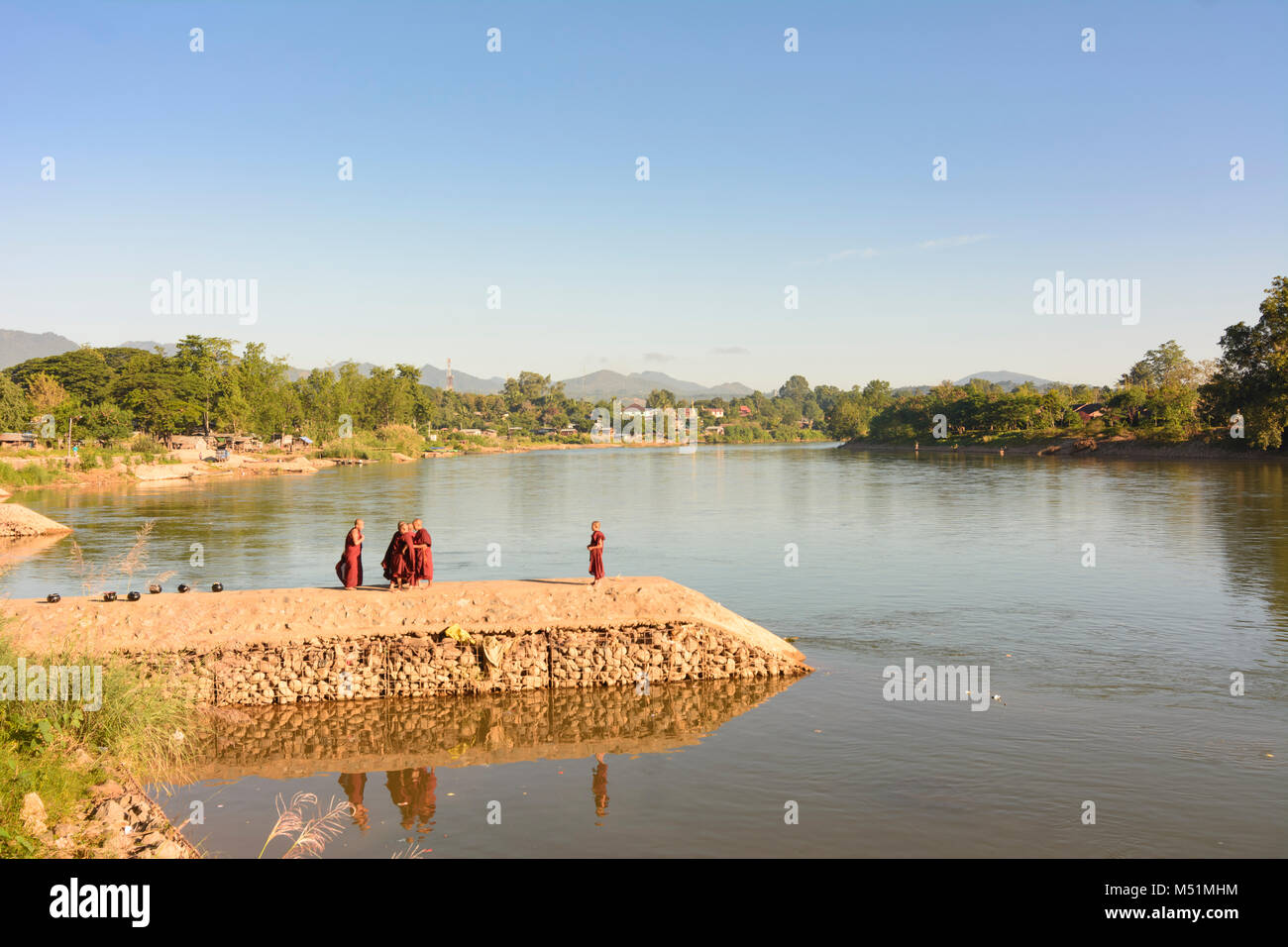 Hsipaw: Dokhtawady Fluss, Mönche, die sich in Bank,, Shan Staat, Myanmar (Birma) Stockfoto