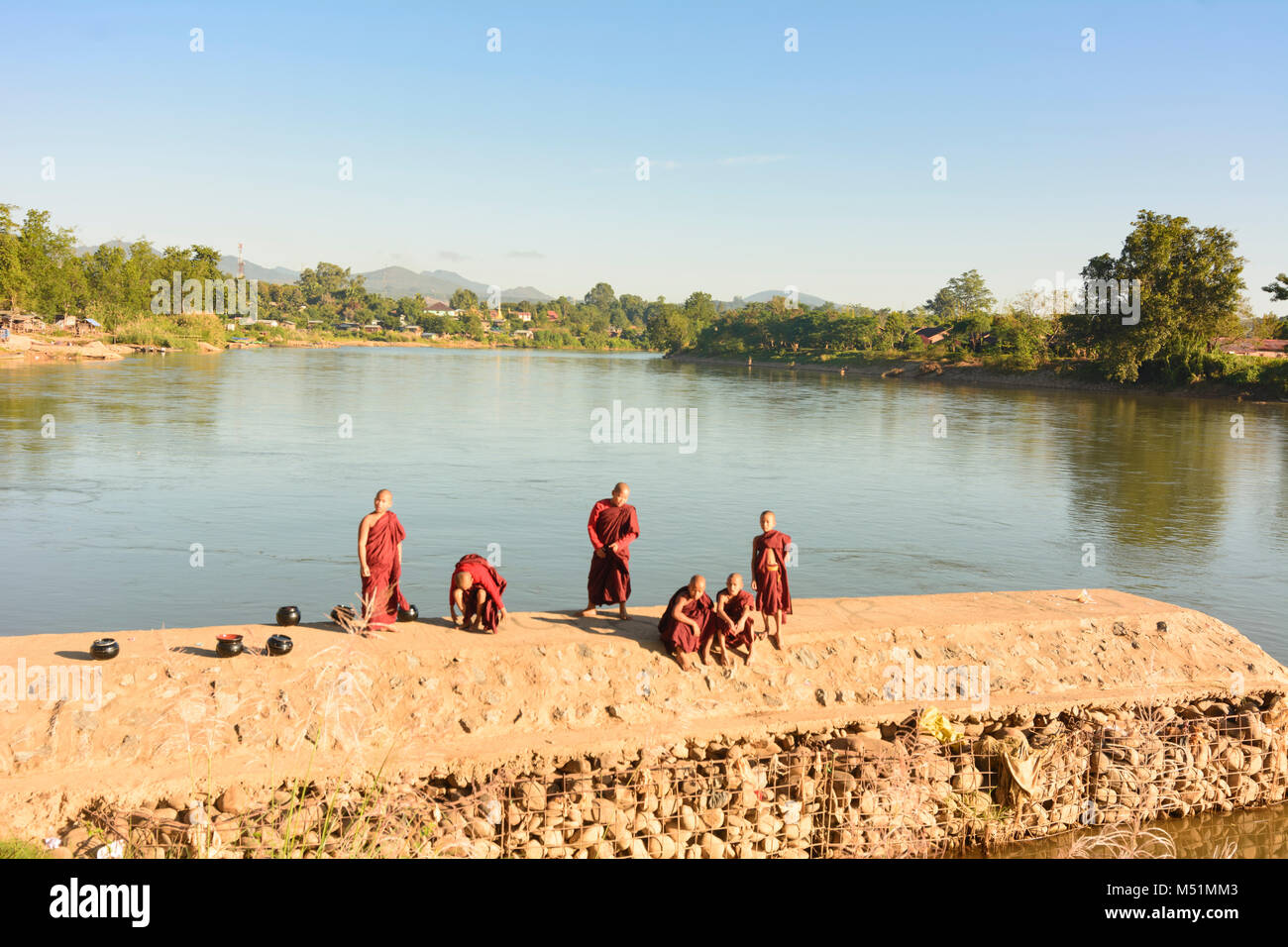 Hsipaw: Dokhtawady Fluss, Mönche, die sich in Bank,, Shan Staat, Myanmar (Birma) Stockfoto