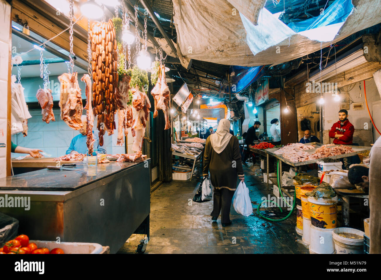 Ein Blick in die Fleisch produzieren und Stände in einem historischen Souk in Tripolis, Libanon Stockfoto