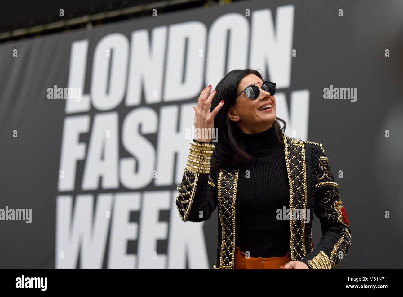 Model posiert auf dem London Fashion Week-Schild. Weiblich. Mädchen. Frau. Modische Kleidung. Outfit. The Store, Strand, London, Großbritannien Stockfoto