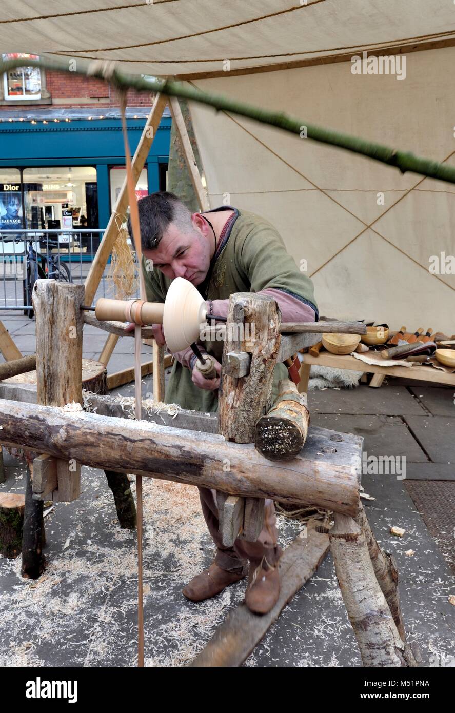 Ein Mann Carving eine hölzerne Schale auf einer Drehmaschine York, North Yorkshire, England, Großbritannien Stockfoto