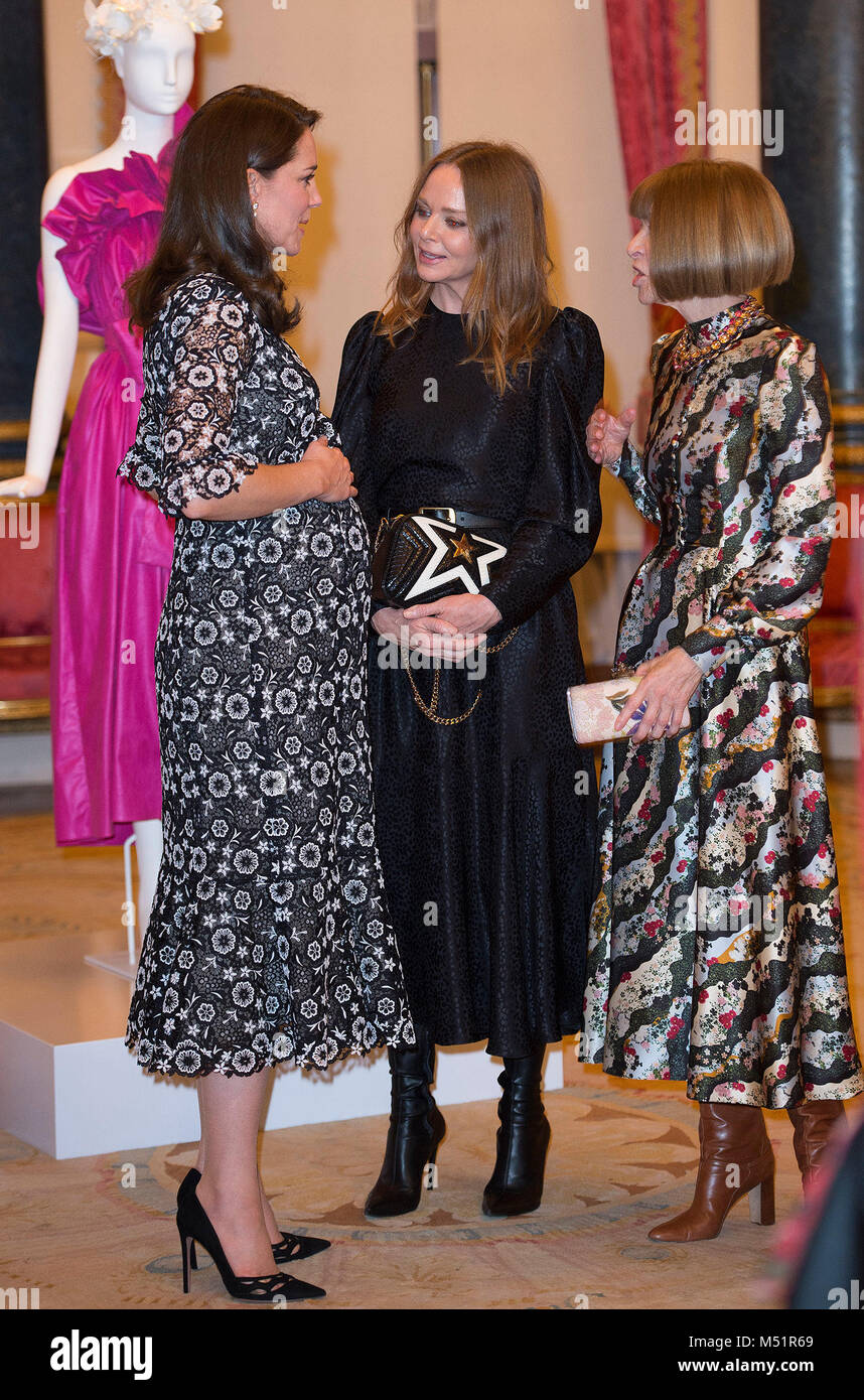Die Herzogin von Cambridge mit der Designerin Stella McCartney (Mitte) und Conde Nast Künstlerischer Leiter Anna Wintour (rechts) bei einem Empfang des Commonwealth Mode Exchange am Buckingham Palace in London zu feiern. Stockfoto